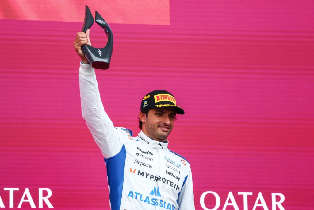 Carlos Sainz Celebra en Bakú: El Regreso del Extintor