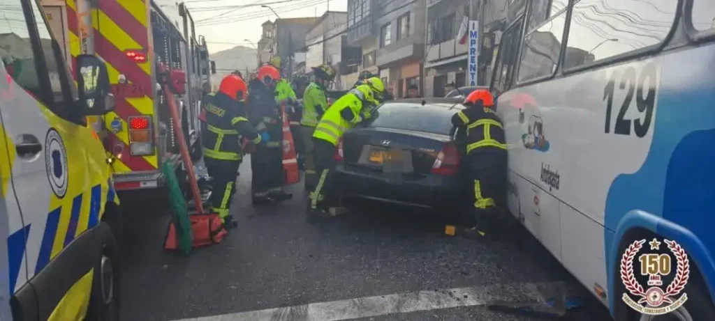 Accidente de Tránsito en Antofagasta: Tres Lesionados en Colisión entre Microbús y Taxi