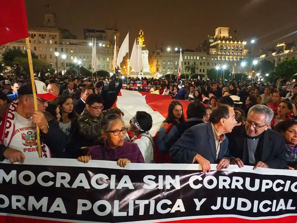 La Transición Política en Perú: Retos y Expectativas