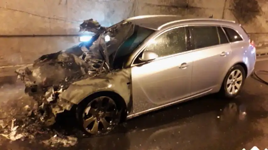El Incendio Inesperado: La Tragedia de un Auto Nuevo Tras la Revisión Técnica