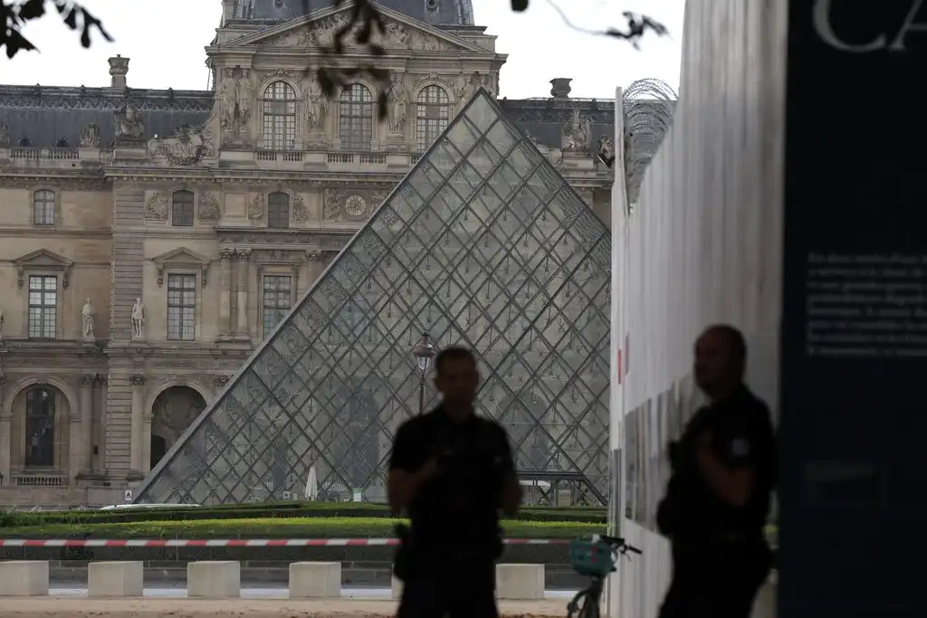 El Impacto del Robo en el Museo del Louvre: Un Análisis de la Seguridad y la Reacción Nacional