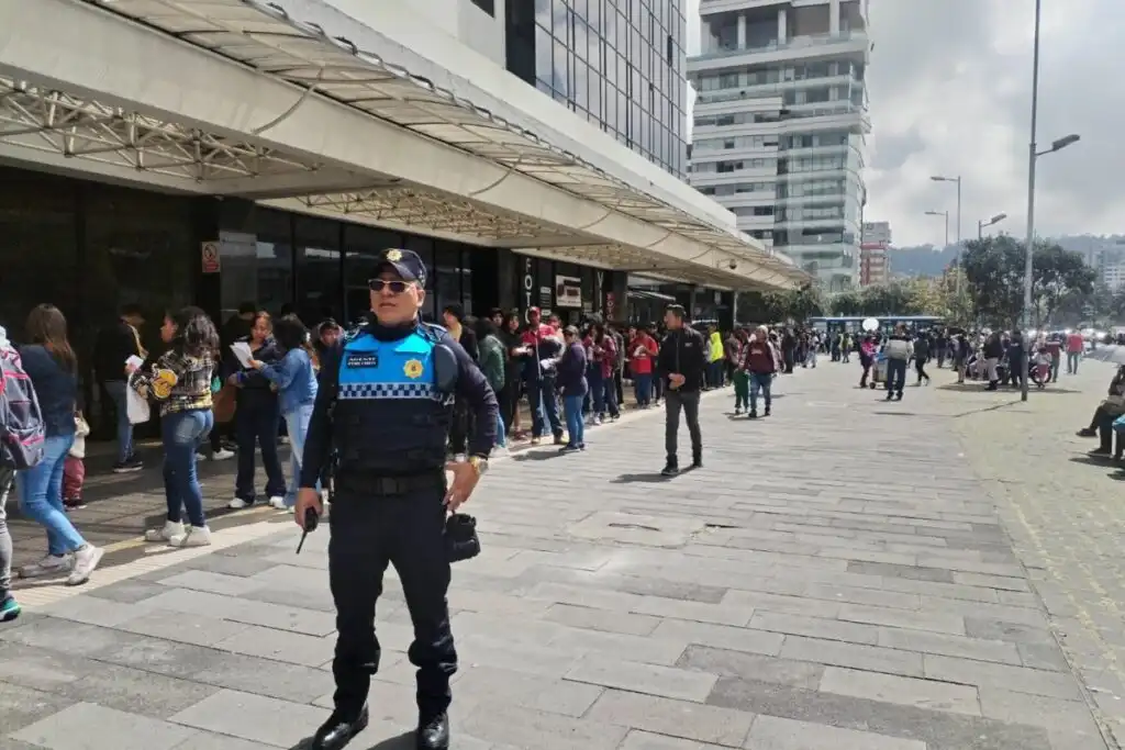 Masiva Afluencia en el Registro Civil de Quito para la Obtención de Cédulas
