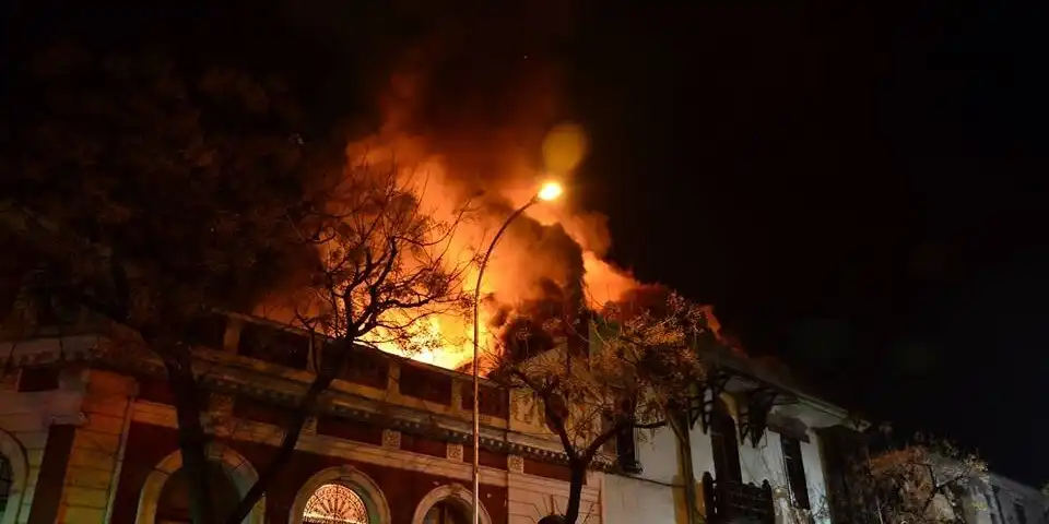 Emergencia en Santiago: Incendio Devora una Casa en el Barrio Yungay