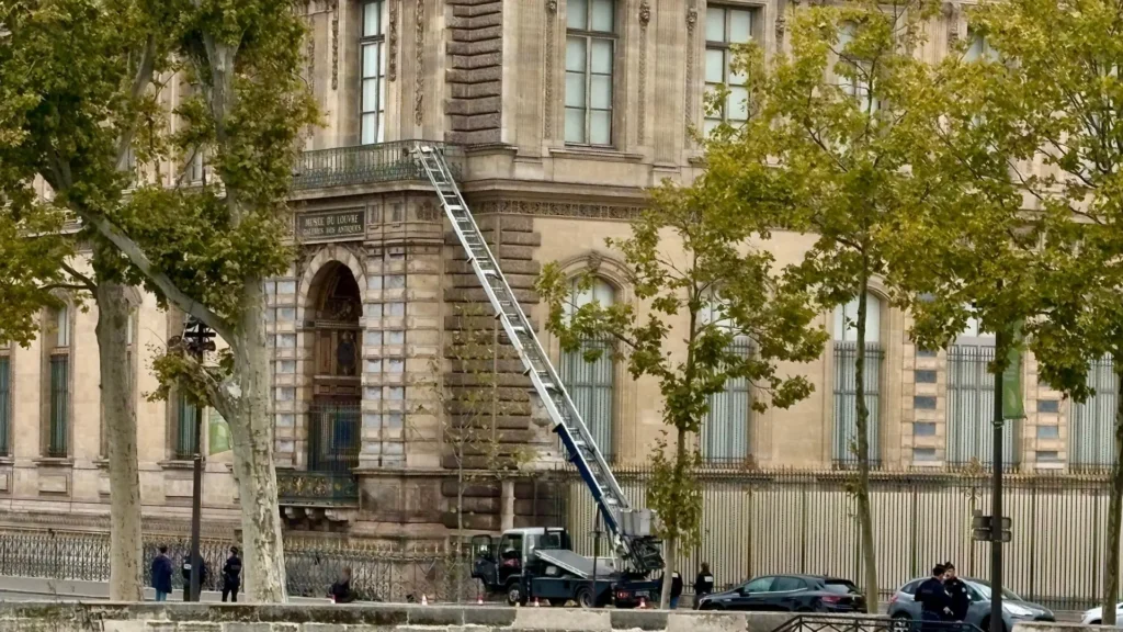 El Impactante Robo de Joyas en el Louvre: Detalles y Consecuencias