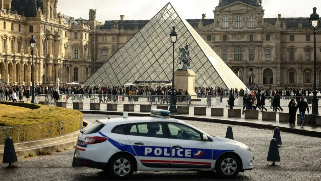 Detenciones en París: Robo de Joyas en el Louvre
