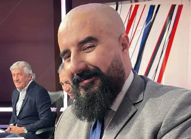 Álvaro Morales: De Comentarista a Consejero del Amor en Redes Sociales