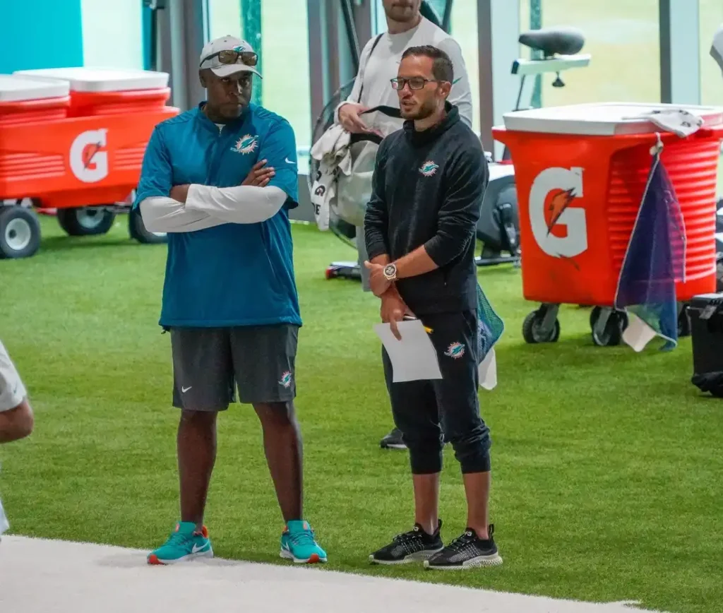 Desmantelamiento en Miami: La Salida de Chris Grier y el Futuro de los Dolphins