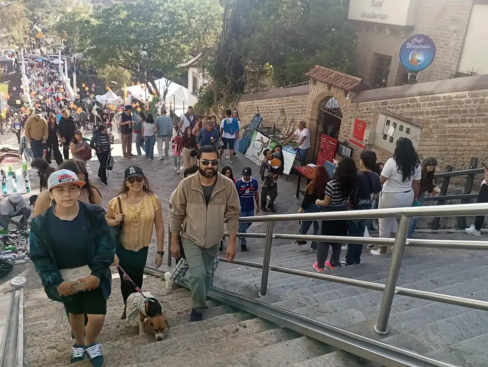 Cuenca Atrae a Miles de Turistas Durante el Feriado de Noviembre