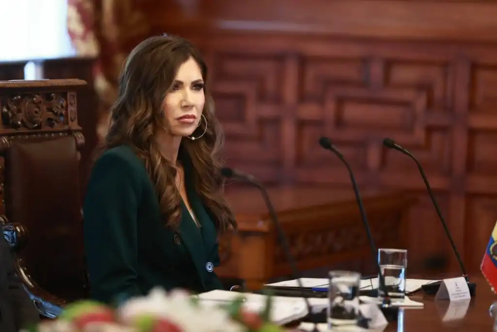 Visita de Kristi Noem a Ecuador: Implicaciones de la Cooperación Militar