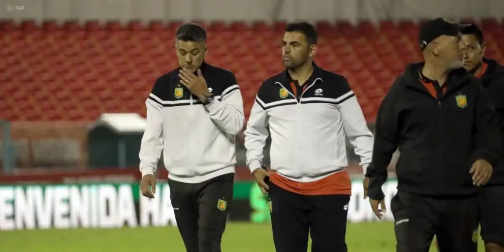 Tensión en el Estadio: Hinchas de Deportivo Cuenca Reclaman a sus Jugadores tras Derrota