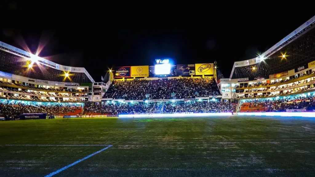 Incidente de Iluminación en el Estadio Rodrigo Paz Delgado Durante el Partido Liga de Quito vs Libertad