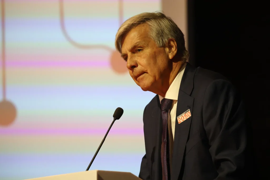 Harold Mayne-Nicholls Critica el Estilo Diplomático de Gabriel Boric en Conversatorio