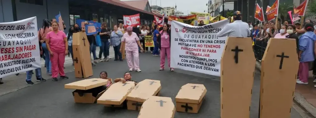Protestas en Guayaquil: Prestadores de Salud del IESS Exigen Soluciones Urgentes