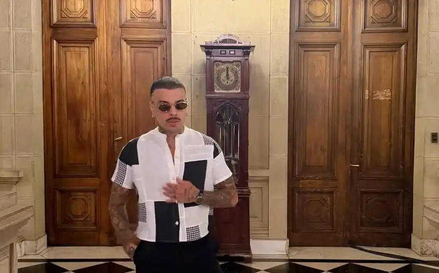 Rauw Alejandro Celebra sus Raíces con ‘Besito en la Frente’