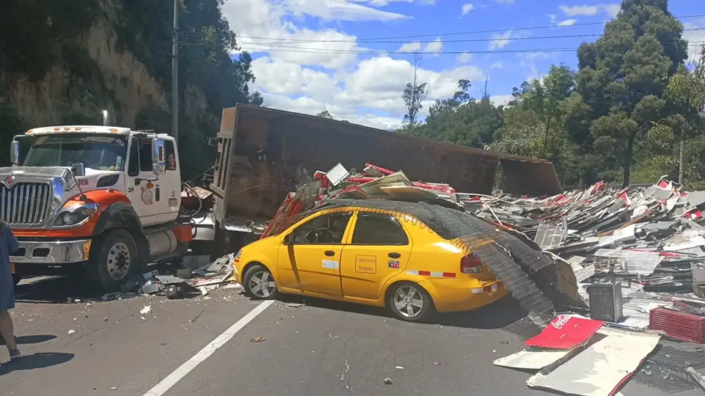Accidente de Tránsito en Quito: Cierre de la Avenida Simón Bolívar y Alternativas de Ruta