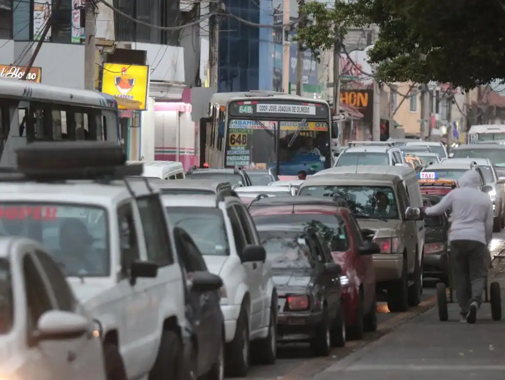 Congestión Vehicular en Guayaquil por Avería de Transporte Público