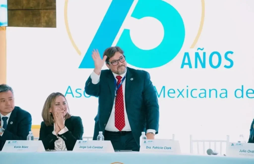 Jorge Luis Caridad Asume la Presidencia de la AMIIF: Un Nuevo Horizonte para la Investigación Farmacéutica en México