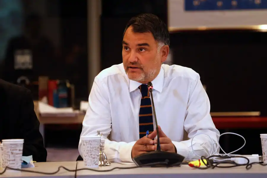 Maximiliano Luksic: Un Apoyo Crítico a José Antonio Kast en la Contienda Electoral