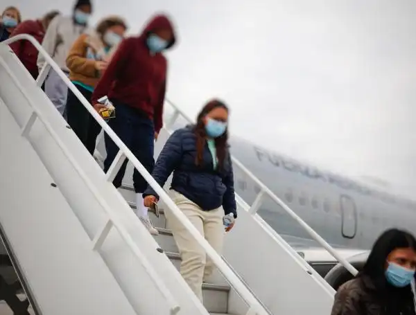 Decisión Judicial Detiene las Deportaciones Rápidas de Inmigrantes en EE.UU.