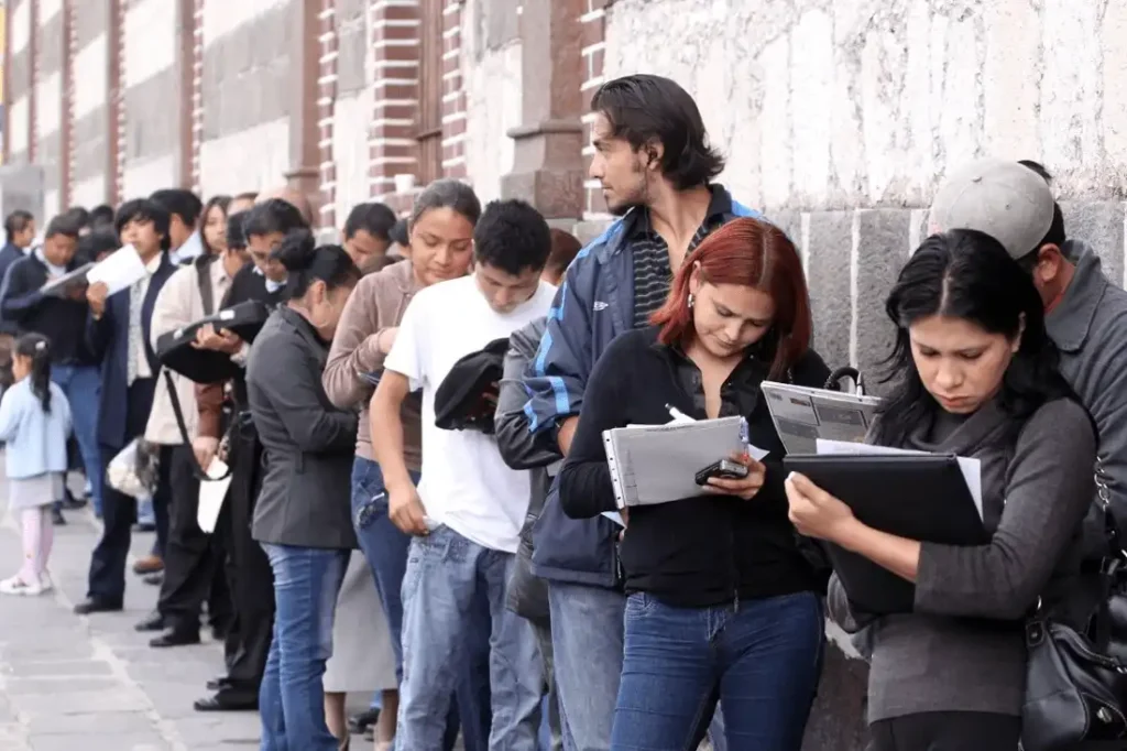 Desafíos y Oportunidades en la Búsqueda del Primer Empleo para Jóvenes en Ecuador