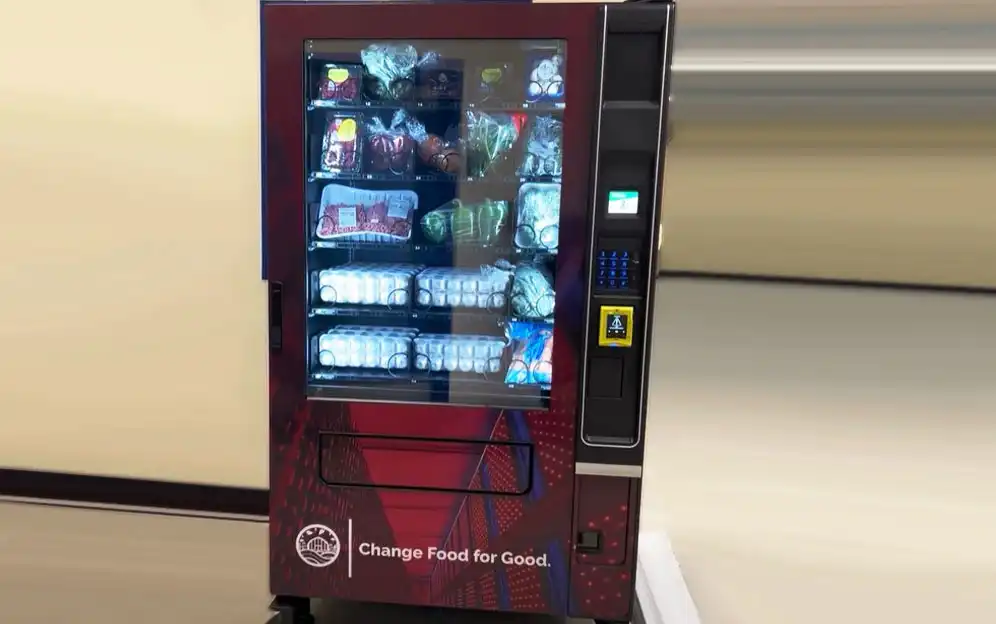 Innovadora Máquina Expendedora de Alimentos Gratuitos Llega a Nueva York