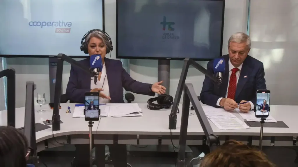 Intenso Debate Presidencial: Jara y Kast se Enfrentan en Radio Cooperativa