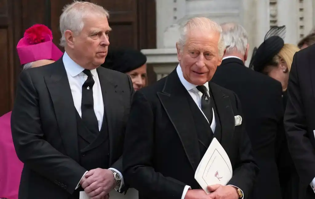 El Rey Carlos III y la Decisión de Retirar Condecoraciones al Príncipe Andrés