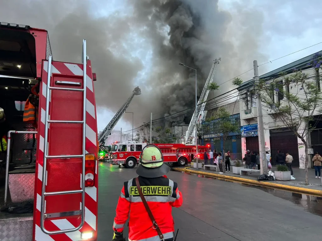 Incendio en Edificio de Independencia: Emergencia y Respuesta de Bomberos