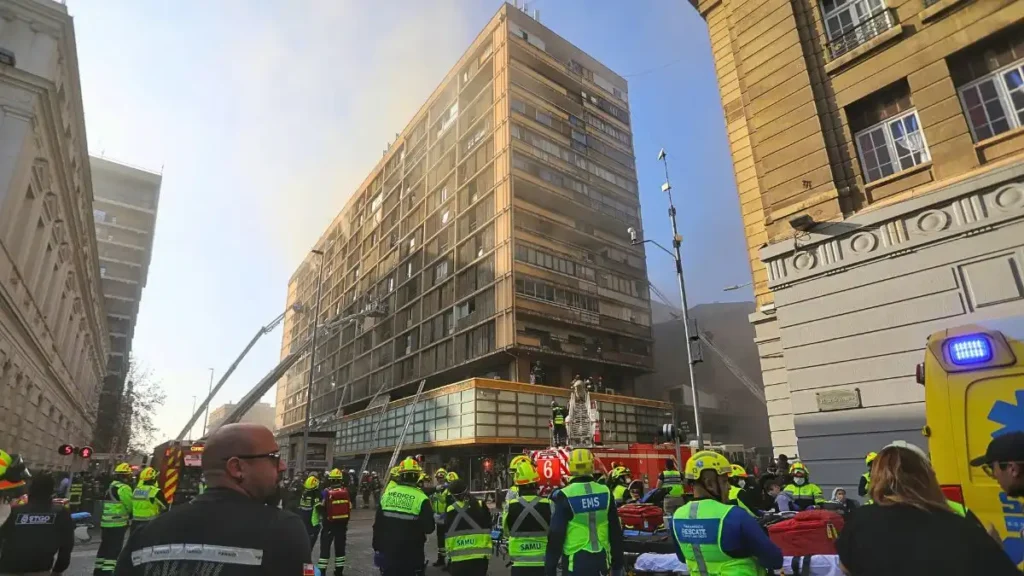 Incendio en el Centro de Santiago: Bomberos Luchan contra las Llamas en un Edificio Histórico