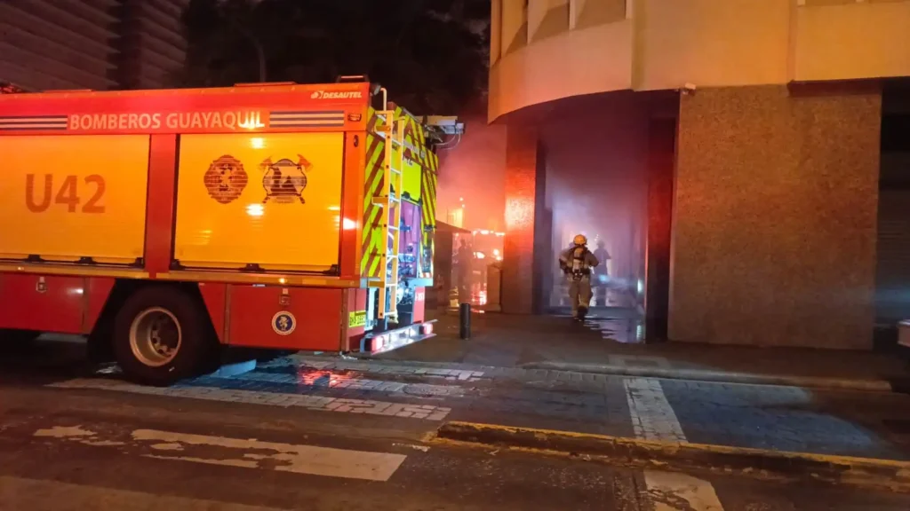 Incendio Forestal en Guayaquil: Bomberos Controlan Emergencia Tras Días de Calor Extremo