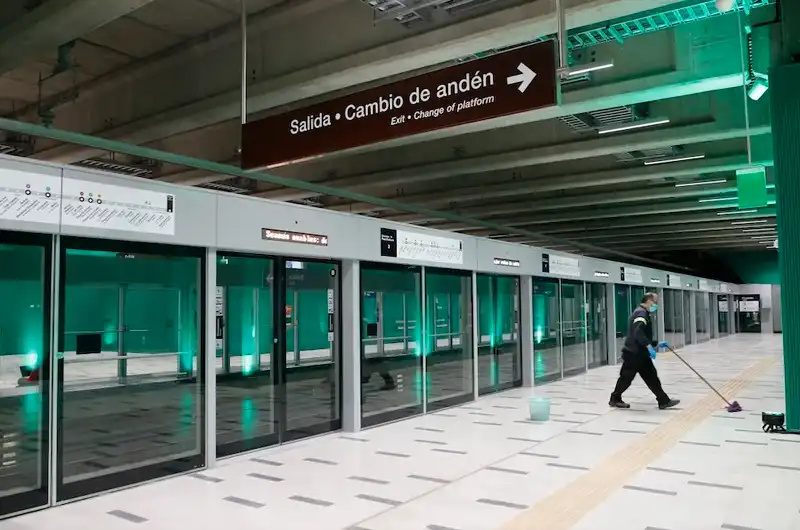 Innovaciones en el Transporte: Instalación de Puertas de Andén en el Metro de Santiago