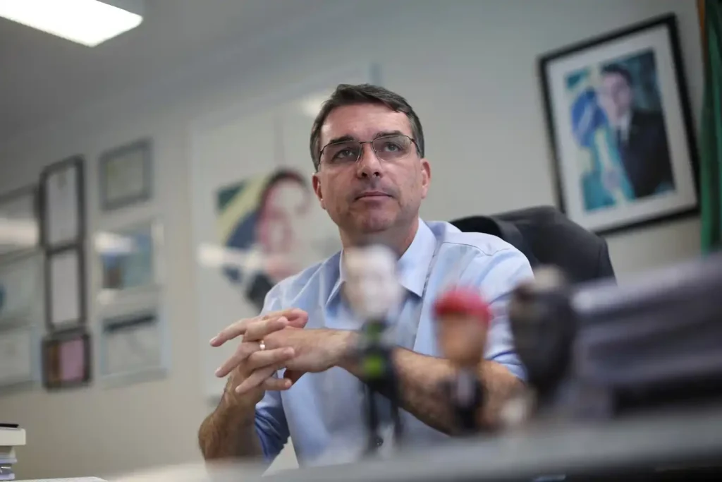 Flávio Bolsonaro: El Heredero de la Ultraderecha Brasileña con Aspiraciones Presidenciales