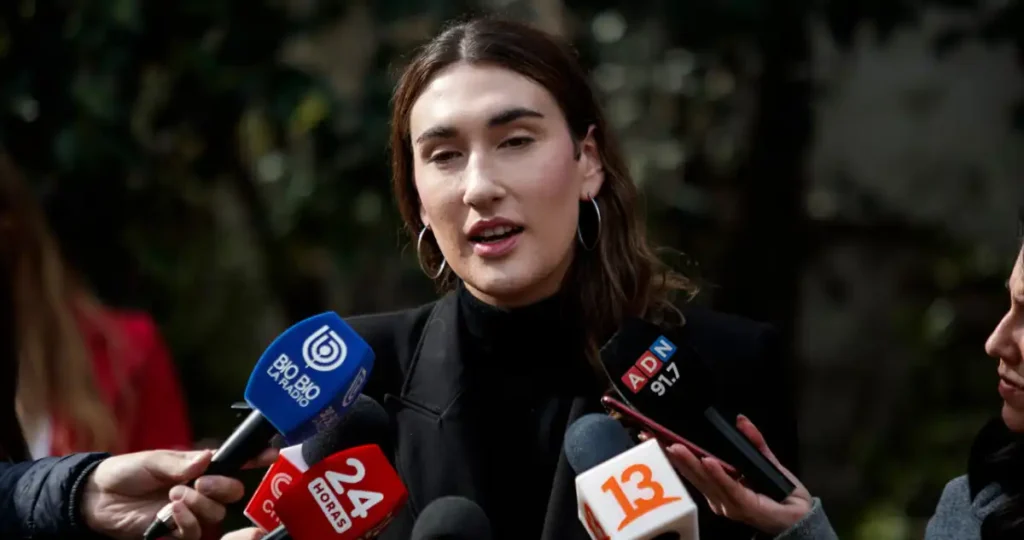 Debate sobre el Rol de la Primera Dama en Chile: Schneider Defiende a Karamanos
