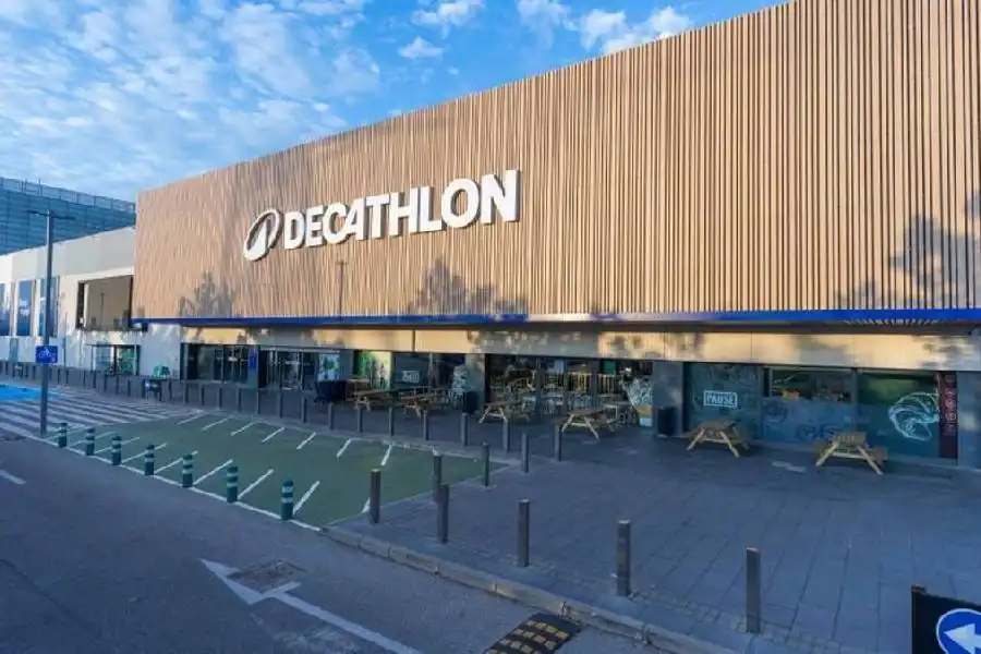 Decathlon Expande su Presencia en Santiago con Nueva Tienda en el Mercado Urbano Tobalaba