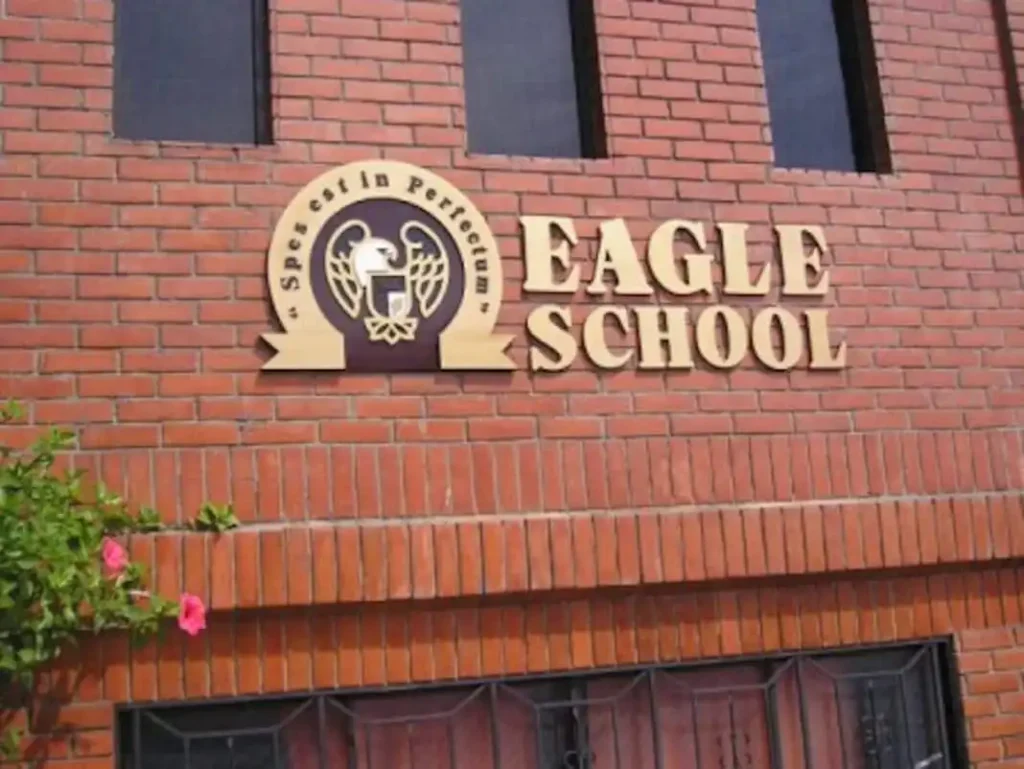 Conflicto en Eagle School: Un Caso Judicial que Continúa