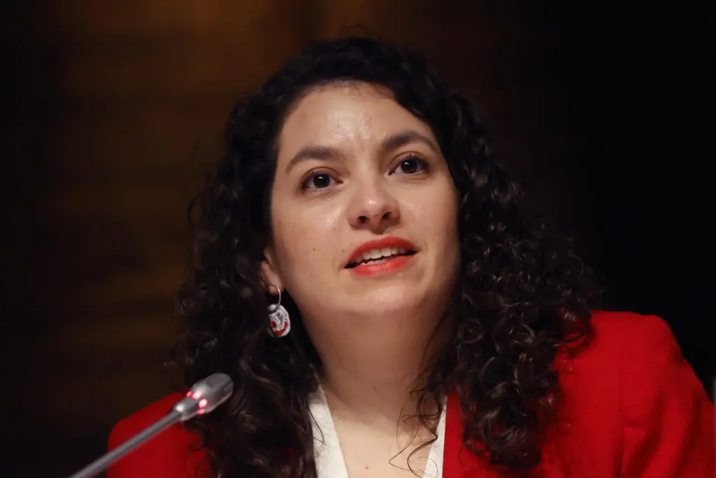 La Defensa de la Política Social en Chile: Un Análisis de la Ministra Javiera Toro