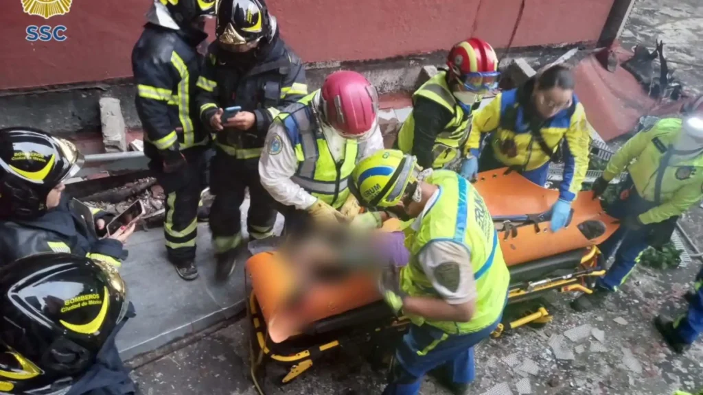Rescate Heroico en la Cuauhtémoc: Hombre Liberado entre Edificios