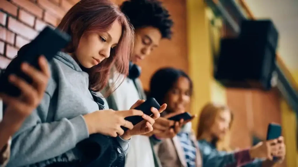 India Considera Restricciones de Edad en Redes Sociales para Proteger a los Jóvenes