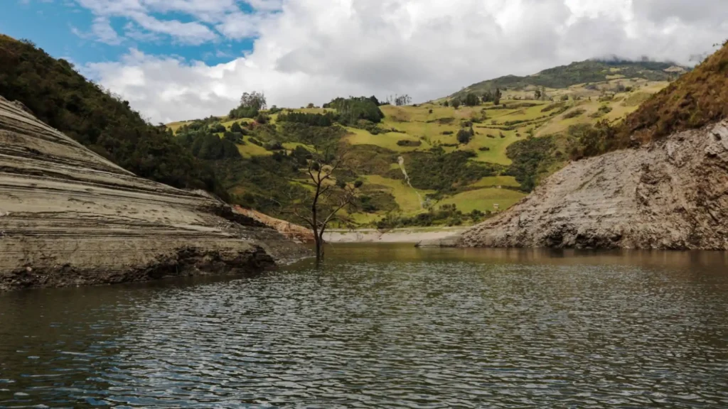 El Embalse de Mazar: Pilar Fundamental del Sistema Eléctrico Ecuatoriano