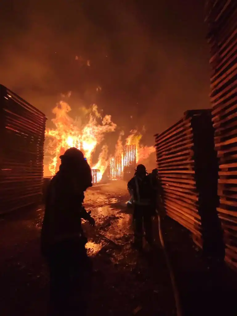 Incendio Devastador en Guasmo Norte: Bomberos Luchan Contra el Fuego