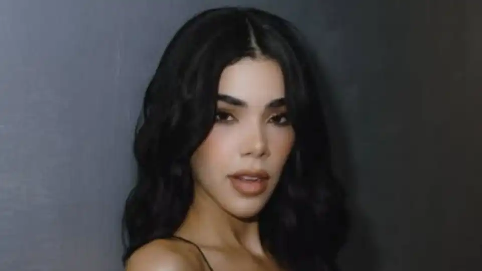 Kenia Os Deslumbra en Instagram con un Look Impactante y Nuevos Rumores Musicales