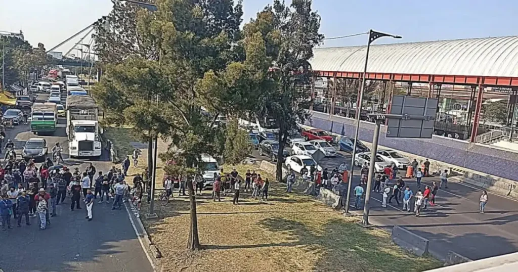 ¿Qué pasó en la calzada Ignacio Zaragoza hoy? Bloqueo de transportistas en Iztapalapa
