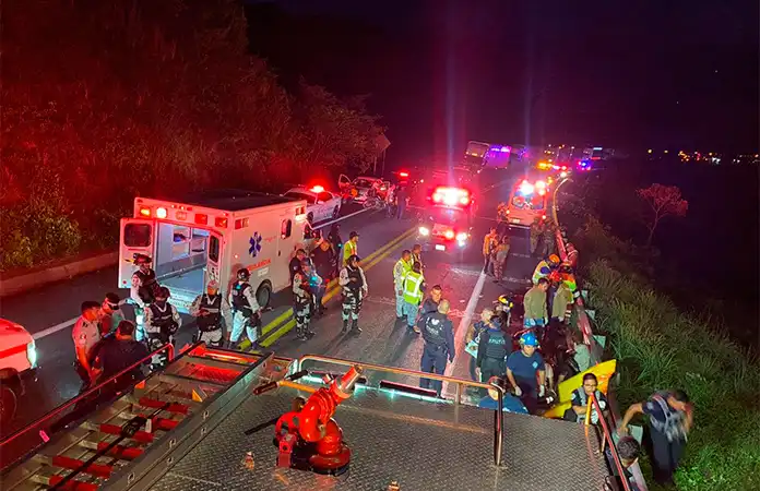 Accidente de autobús en Nayarit 2026: muertos y heridos en ruta al balneario El Manto